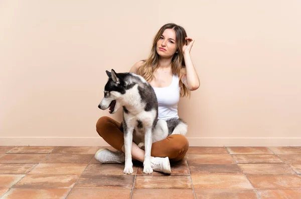 Jovem Mulher Bonita Com Seu Cão Husky Sentado Chão Ambientes — Fotografia de Stock