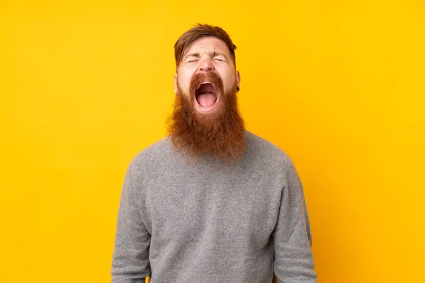 Homem Ruivo Com Barba Longa Sobre Fundo Amarelo Isolado Gritando — Fotografia de Stock