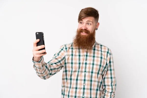 Zrzavý Muž Dlouhými Vousy Přes Izolované Bílé Pozadí Dělat Selfie — Stock fotografie