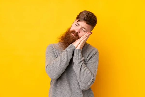 Redhead Man Long Beard Isolated Yellow Background Making Sleep Gesture — Stock Photo, Image