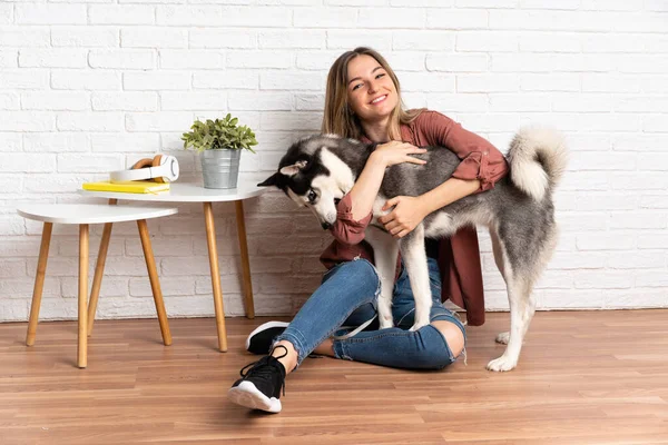 Joven Mujer Bonita Con Perro Husky Sentado Suelo Interior — Foto de Stock