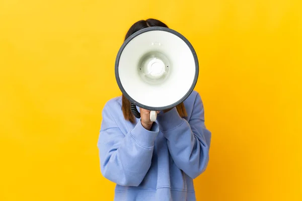 Blank Meisje Geïsoleerd Gele Achtergrond Schreeuwen Door Een Megafoon Aan — Stockfoto