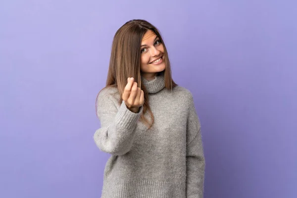 Jovem Mulher Eslovaca Isolado Fundo Roxo Fazendo Gesto Dinheiro — Fotografia de Stock