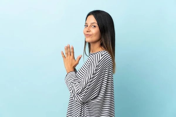 Caucásico Chica Aislado Azul Fondo Intrigante Algo —  Fotos de Stock