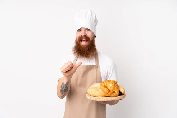 Rotschopf Koch Uniform Ein Männlicher Bäcker Hält Einen Tisch Mit — Stockfoto