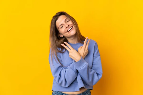 Mujer Eslovaca Joven Aislada Sobre Fondo Amarillo Sonriendo Mostrando Signo — Foto de Stock