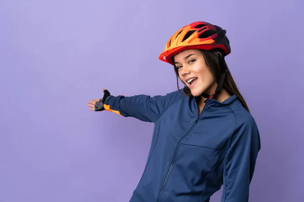 Подросток Велосипедистка Протягивает Руки Сторону Приглашение Приехать — стоковое фото
