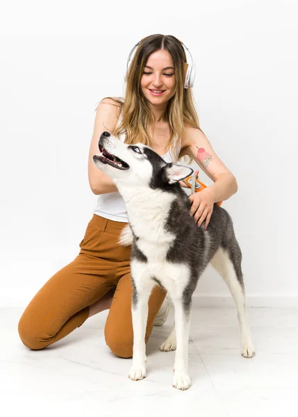Jovem Mulher Com Seu Cão Husky — Fotografia de Stock