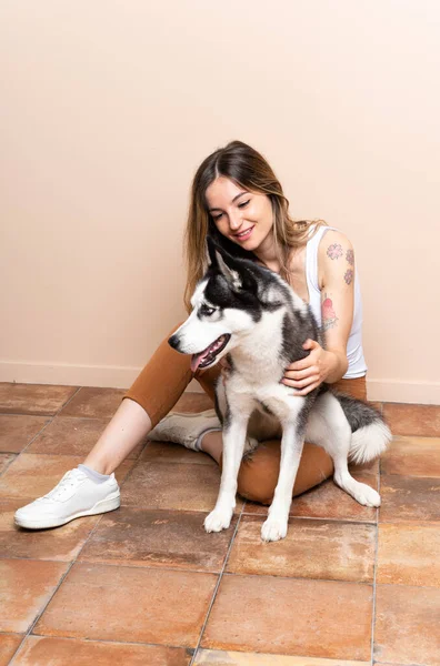 Jovem Mulher Bonita Com Seu Cão Husky Sentado Chão Ambientes — Fotografia de Stock