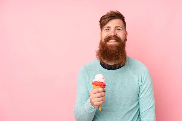 Homem Ruivo Com Barba Comprida Segurando Sorvete Corneta Sobre Fundo — Fotografia de Stock