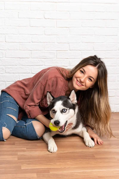 Young Pretty Woman Her Husky Dog Sitting Floor Indoors — Stock Photo, Image