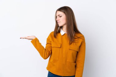 İzole edilmiş beyaz arkaplan üzerinde genç bir kadın telif alanını şüpheyle tutuyor