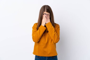 Soyutlanmış beyaz bir geçmişi olan, yorgun ve hasta bir yüzü olan genç bir kadın.