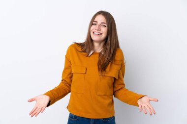 İzole edilmiş beyaz arka planda gülümseyen genç bir kadın