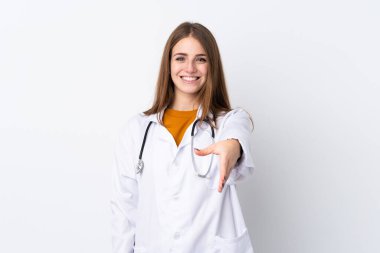 Doktor önlüğü giymiş, steteskop takmış, izole edilmiş genç bir kadın anlaşma yapıyor.