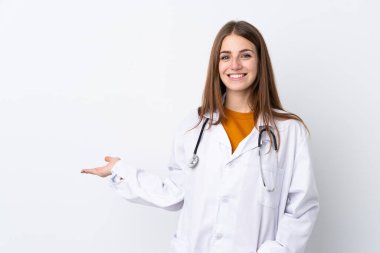 Tecrit edilmiş genç bir kadın doktor önlüğü giyiyor ve bir şeyler sunuyor.