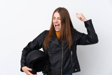 Motosiklet kasklı kadın zaferi kutluyor.