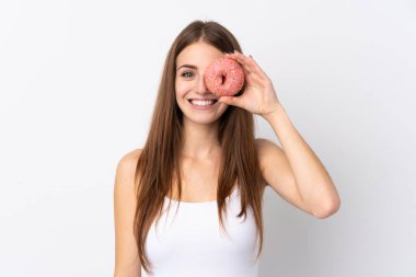 Soyutlanmış beyaz arka planı olan genç bir kadın elinde donut ve mutlu.