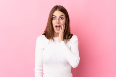 Soyutlanmış pembe bir geçmişi olan genç bir kadın şaşırmış ve şok olmuş bir yüz ifadesi var.