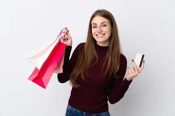 Jonge Vrouw Geïsoleerde Witte Achtergrond Met Boodschappentassen Een Creditcard — Stockfoto