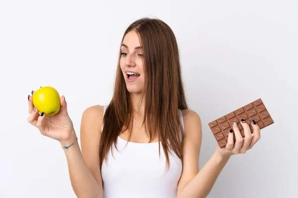 Mladá Žena Izolovaném Bílém Pozadí Čokoládovou Tabletu Jedné Ruce Jablko — Stock fotografie