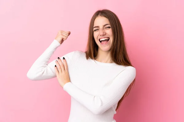 Jonge Vrouw Geïsoleerde Roze Achtergrond Doen Sterke Gebaar — Stockfoto