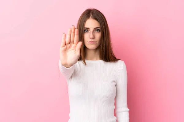 Mujer Joven Sobre Fondo Rosa Aislado Haciendo Gesto Parada —  Fotos de Stock