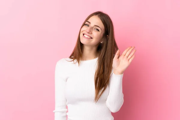 Junge Frau Vor Isoliertem Rosa Hintergrund Salutiert Mit Fröhlichem Gesichtsausdruck — Stockfoto