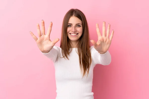 Junge Frau Vor Isoliertem Rosa Hintergrund Die Mit Den Fingern — Stockfoto