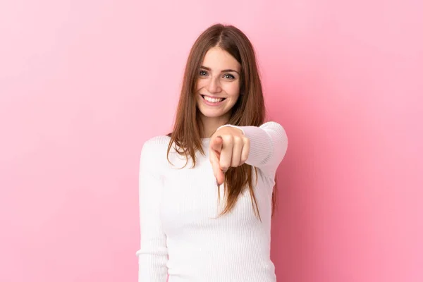 Jovem Mulher Sobre Isolado Rosa Fundo Aponta Dedo Para Você — Fotografia de Stock