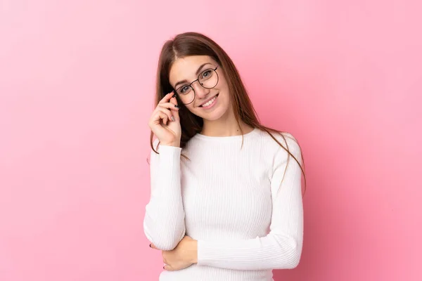 Junge Frau Über Isoliertem Rosa Hintergrund Mit Brille Und Glücklich — Stockfoto
