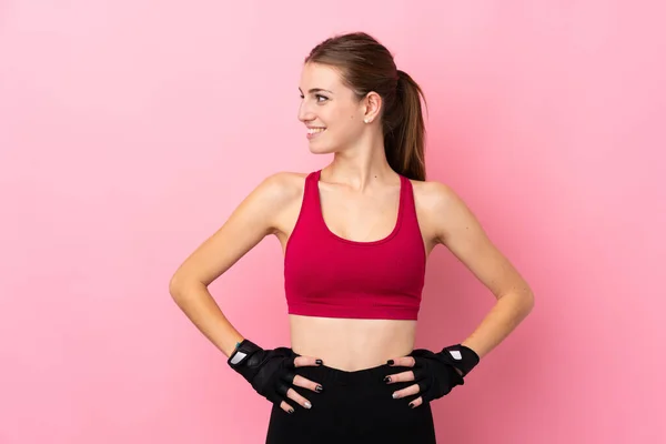 Jonge Sport Vrouw Geïsoleerde Roze Achtergrond Poseren Met Armen Heup — Stockfoto
