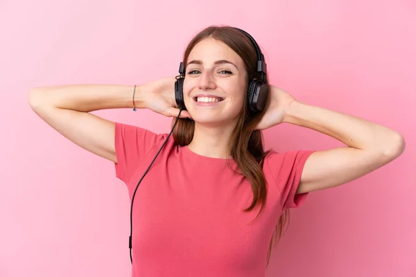 Молодая Женщина Изолированном Розовом Фоне Слушает Музыку — стоковое фото