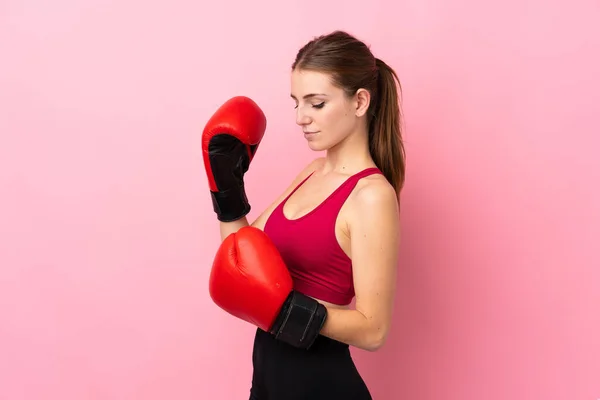 Mujer Deportiva Joven Sobre Fondo Rosa Aislado Con Guantes Boxeo —  Fotos de Stock