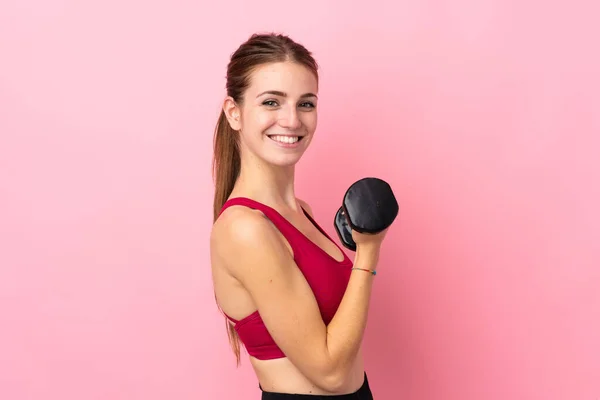 Mujer Deportiva Joven Sobre Fondo Rosa Aislado Haciendo Levantamiento Pesas —  Fotos de Stock