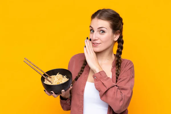 Giovane Donna Sfondo Giallo Isolato Sussurrando Qualcosa Mentre Tiene Una — Foto Stock