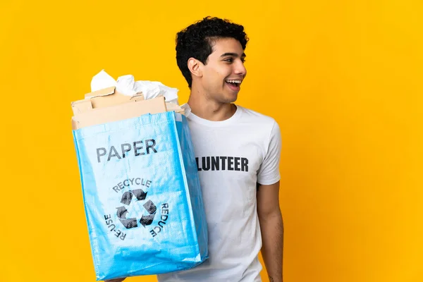 Joven Venezolano Sosteniendo Una Bolsa Reciclaje Llena Papel Para Reciclar — Foto de Stock