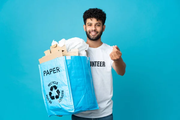 Joven Hombre Marroquí Sosteniendo Una Bolsa Reciclaje Llena Papel Para —  Fotos de Stock