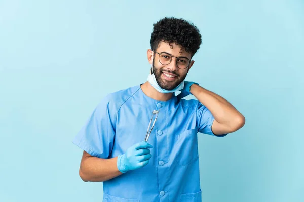Марокканский Стоматолог Держит Инструменты Изолированы Синем Фоне Смеясь — стоковое фото
