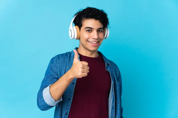 Νεαρός Άνδρας Από Βενεζουέλα Απομονωμένος Μπλε Φόντο Ακούγοντας Μουσική Και — Φωτογραφία Αρχείου