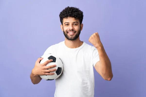 Junger Marokkaner Isoliert Auf Lila Hintergrund Mit Fußballball Der Einen — Stockfoto