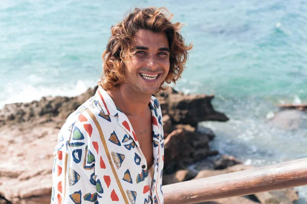 Young Caucasian Man Relaxing Beach Walking Rocks — Stock Photo, Image