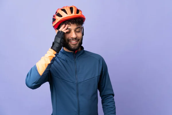 Joven Ciclista Marroquí Aislado Sobre Fondo Púrpura Sonriendo Mucho — Foto de Stock