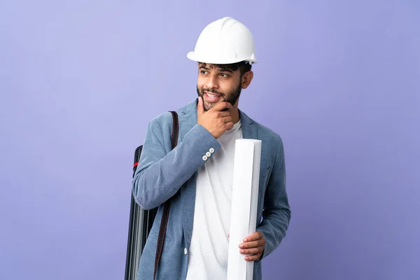 Jovem Arquiteto Marroquino Homem Com Capacete Segurando Plantas Sobre Fundo — Fotografia de Stock