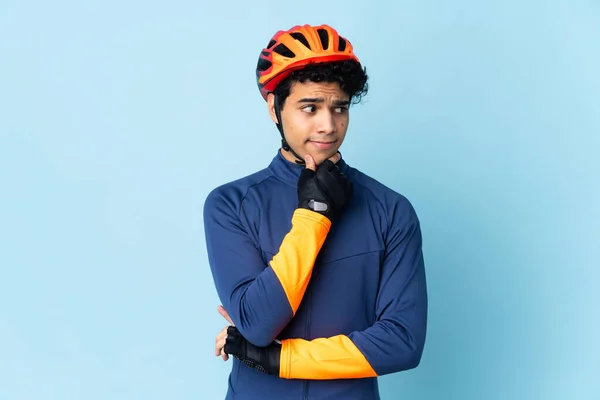 Венесуельський Велосипедист Ізольований Синьому Фоні Має Сумніви Мислення — стокове фото