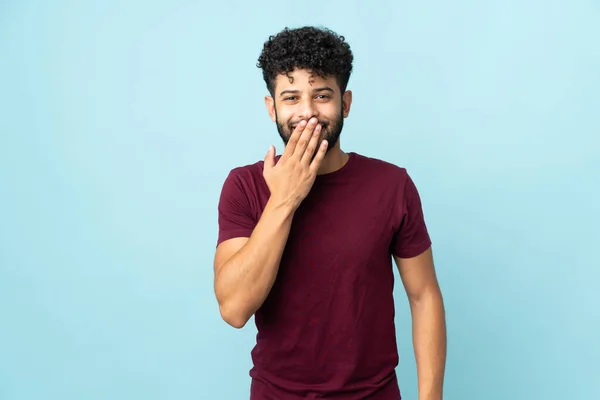 Faslı Genç Bir Adam Mavi Arka Planda Izole Edilmiş Mutlu — Stok fotoğraf