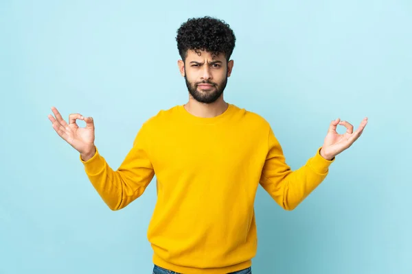 Joven Hombre Marroquí Aislado Sobre Fondo Azul Pose Zen — Foto de Stock