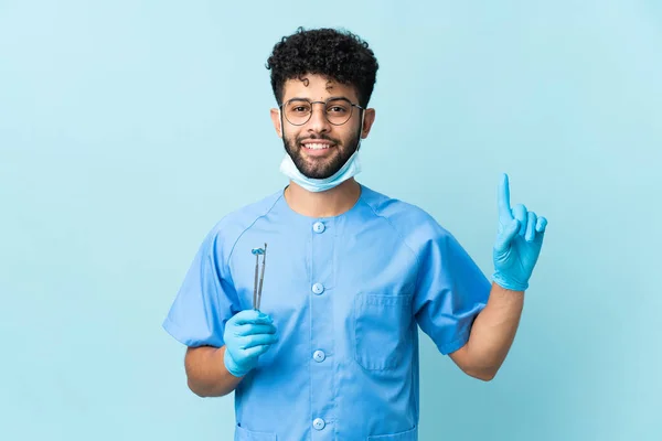 Homem Dentista Marroquino Segurando Ferramentas Isoladas Fundo Azul Apontando Para — Fotografia de Stock