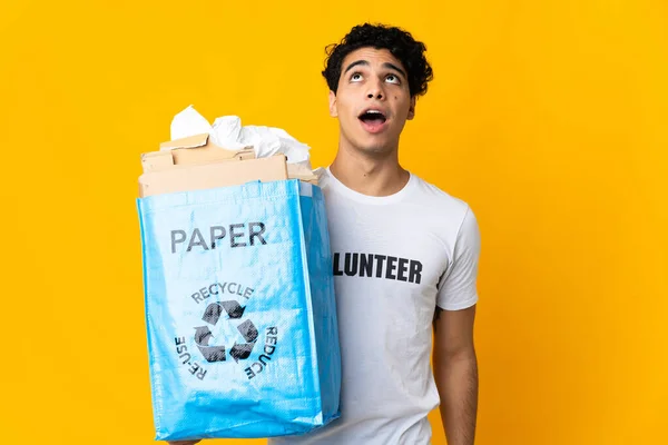 Joven Venezolano Sosteniendo Una Bolsa Reciclaje Llena Papel Para Reciclar — Foto de Stock