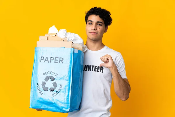 Молодий Венесуельський Чоловік Який Тримає Пакет Переробкою Паперу Щоб Переробити — стокове фото